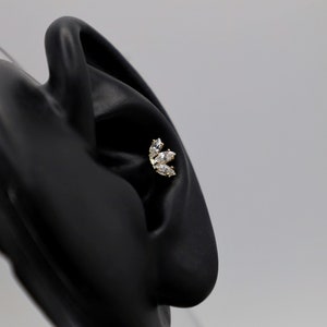 Crystal Lotus - Piercing oro 18k pendiente delicado Pushpin Threadless Cartílago stud Conch Helix Tragus Labret pequeña perforación, luxury