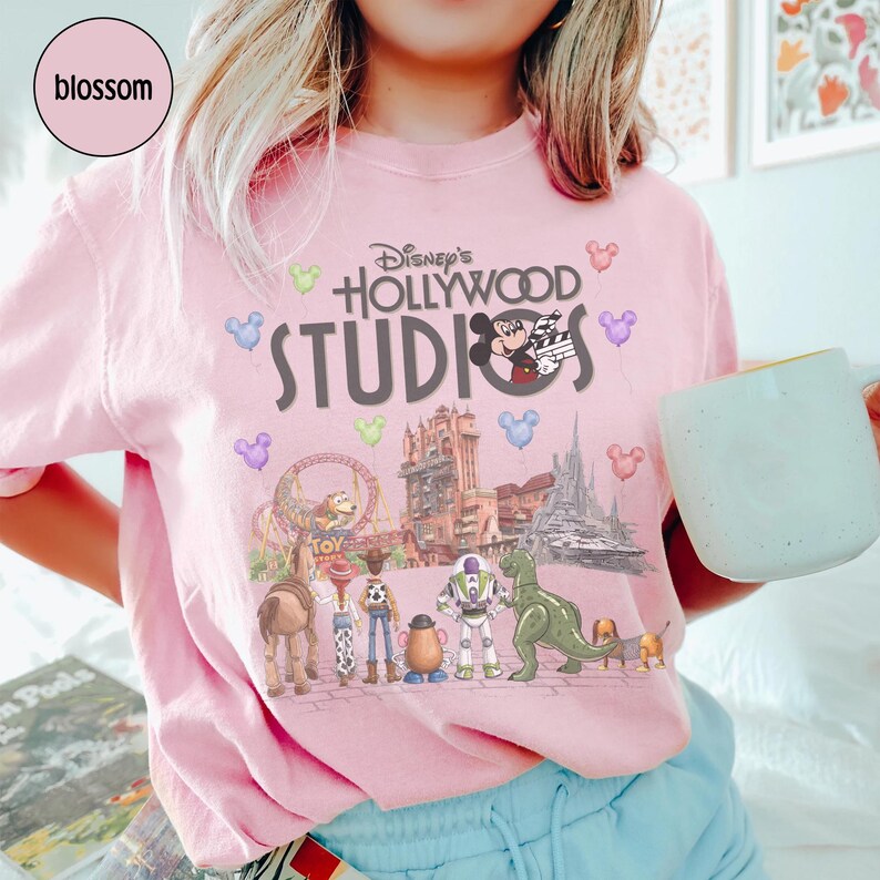 Może przedstawiać: Zestaw trzech ceramicznych kubk&oacute;w z nakrapianym, matowym wykończeniem. Kubki są w odcieniach kremu, jasnoszarym i ciemnoszarym. Każdy kubek ma prosty, minimalistyczny design.