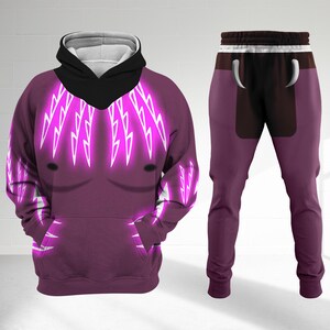 Op de afbeelding: Een paars trainingspak bestaande uit een hoodie en bijpassende broek. De hoodie heeft een zwarte capuchon en kraag, met een witte binnenvoering. De voorkant van de hoodie en de broek hebben een ontwerp van witte bliksemschichten. De broek heeft een bruin paneel op de bovenrug.