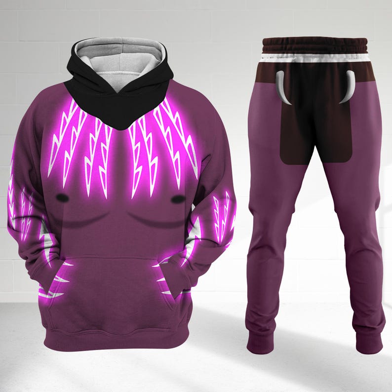 Op de afbeelding: Een paars trainingspak bestaande uit een hoodie en bijpassende broek. De hoodie heeft een zwarte capuchon en kraag, met een witte binnenvoering. De voorkant van de hoodie en de broek hebben een ontwerp van witte bliksemschichten. De broek heeft een bruin paneel op de bovenrug.