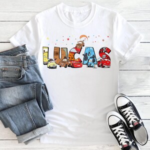 Camiseta personalizada con personajes de coches y alfabeto para viajes familiares, camiseta personalizada con nombre de equipo de carreras, temática animada para fiestas RE imagen 3