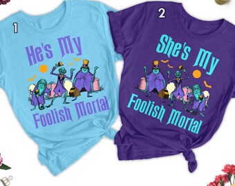 Camiseta de pareja mortal "Él es ella", divertida camiseta a juego de pareja de San Valentín con película de fantasmas, camiseta con cita de fantasma de Halloween embrujado RE