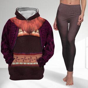 Op de afbeelding: Een hoodie met een ontwerp met een rood-bruine vachtachtige textuur en een jas met patroon in paarse tinten. De hoodie heeft een kangoeroezak en een witte capuchon. Bijpassende leggings met een textuurpatroon zijn ook zichtbaar.