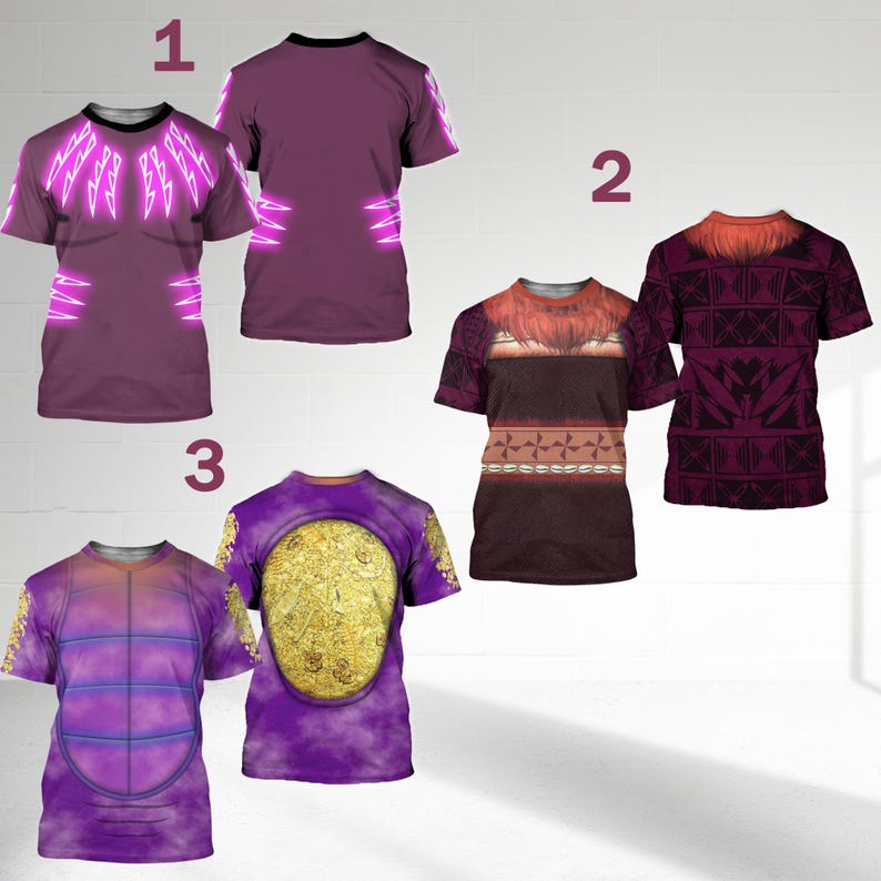 Op de afbeelding: Een collectie t-shirts met korte mouwen en diverse ontwerpen. E&eacute;n shirt heeft een paarse basis met neonroze bliksemgraphics. Een ander heeft een tribaal patroon in rood- en bruintinten. Het derde shirt heeft een gouden ontwerp op een paarse achtergrond.