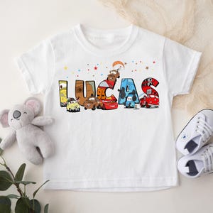 Camiseta personalizada con personajes de coches y alfabeto para viajes familiares, camiseta personalizada con nombre de equipo de carreras, temática animada para fiestas RE imagen 1