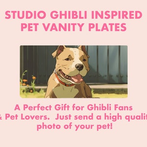 Könnte beinhalten: Ein Cartoon-Bild eines Hundes mit einem roten Halsband, inspiriert von Studio Ghibli. Der Hund sitzt auf dem Boden vor einem Holzzaun. Der Text "Studio Ghibli Inspired Pet Vanity Plates" befindet sich oben im Bild. Der Text "A Perfect Gift for Ghibli Fans & Pet Lovers. Just send a high quality photo of your pet!" befindet sich unten im Bild.