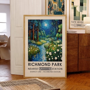 Może przedstawiać: Plakat w stylu vintage reklamujące Richmond Park w Londynie. Plakat przedstawia kolorową ilustrację lasu oświetlonego księżycem z płynącym przez niego strumieniem. Tekst na plakacie brzmi "Richmond Park Nearest Underground Station District Line | Richmond Station".