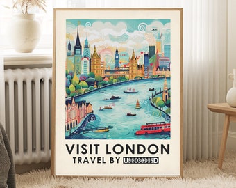 Op de afbeelding: Een vintage poster die een bezoek aan Londen adverteert, met een kleurrijke illustratie van de skyline van de stad met de Theems, Big Ben en een rode dubbeldekkerbus. De tekst luidt "Bezoek Londen, Reis met de metro."