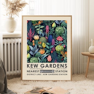 Pode incluir: Um p&ocirc;ster emoldurado com uma ilustra&ccedil;&atilde;o colorida de flores e plantas. O p&ocirc;ster tem o texto "Kew Gardens" e informa&ccedil;&otilde;es sobre os jardins, incluindo a esta&ccedil;&atilde;o de metr&ocirc; mais pr&oacute;xima.
