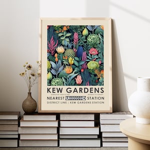 Pode incluir: Um p&ocirc;ster emoldurado com uma ilustra&ccedil;&atilde;o colorida de flores e plantas. O p&ocirc;ster tem o texto "KEW GARDENS" com o hor&aacute;rio de admiss&atilde;o e os dias da semana. Tamb&eacute;m diz "NEAREST UNDERGROUND STATION" e "DISTRICT LINE | KEW GARDENS STATION".