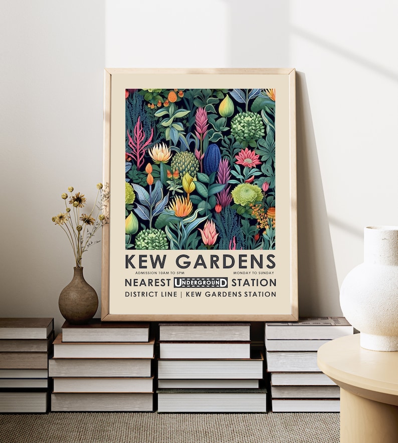 Pode incluir: Um p&ocirc;ster emoldurado com uma ilustra&ccedil;&atilde;o colorida de flores e plantas. O p&ocirc;ster tem o texto "KEW GARDENS" com o hor&aacute;rio de admiss&atilde;o e os dias da semana. Tamb&eacute;m diz "NEAREST UNDERGROUND STATION" e "DISTRICT LINE | KEW GARDENS STATION".