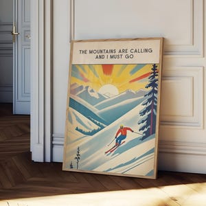 Op de afbeelding: Een vintage poster met een ski&euml;r op een besneeuwde berghelling. De poster heeft een gele, oranje en rode zonsondergangshemel met de tekst "The Mountains Are Calling And I Must Go."