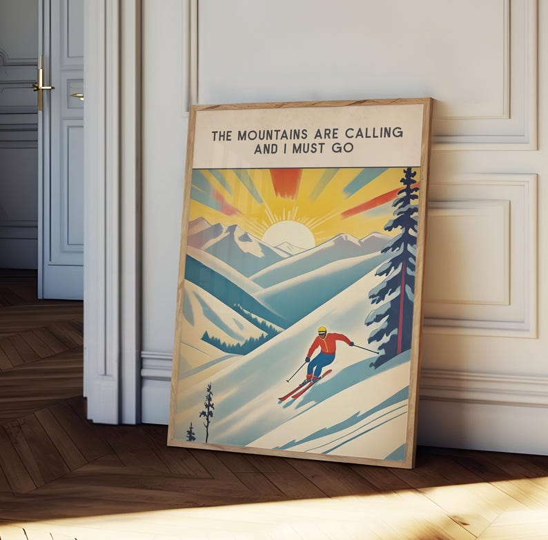 Op de afbeelding: Een vintage poster met een ski&euml;r op een besneeuwde berghelling. De poster heeft een gele, oranje en rode zonsondergangshemel met de tekst "The Mountains Are Calling And I Must Go."