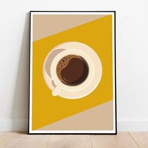 Pu&ograve; includere: Una stampa incorniciata di una tazza di caff&egrave; bianca con caff&egrave; marrone su uno sfondo giallo e beige.