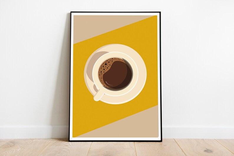 Pu&ograve; includere: Una stampa incorniciata di una tazza di caff&egrave; bianca con caff&egrave; marrone su uno sfondo giallo e beige.