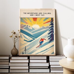 Op de afbeelding: Een vintage poster met een ski&euml;r in rood-witte kleding die een berg afdaalt. De poster heeft een gele, oranje en rode zonsondergang op de achtergrond en de tekst "The Mountains Are Calling And I Must Go".