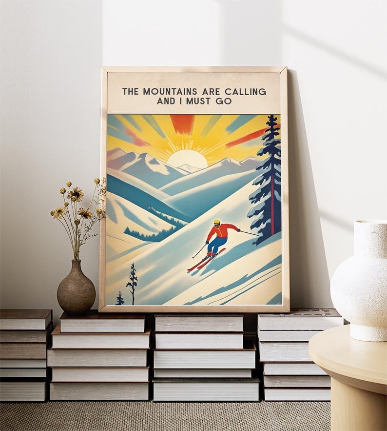 Op de afbeelding: Een vintage poster met een ski&euml;r in rood-witte kleding die een berg afdaalt. De poster heeft een gele, oranje en rode zonsondergang op de achtergrond en de tekst "The Mountains Are Calling And I Must Go".