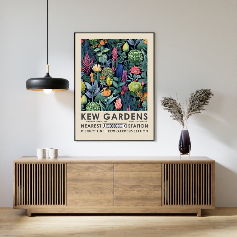 Pode incluir: Um cartaz de estilo vintage que anuncia os Jardins de Kew em Londres. O cartaz apresenta uma ilustra&ccedil;&atilde;o colorida de v&aacute;rias flores e plantas, com o texto "Kew Gardens" em letras negritas na parte inferior. O cartaz tamb&eacute;m inclui o texto "Nearest Underground Station District Line | Kew Gardens Station".