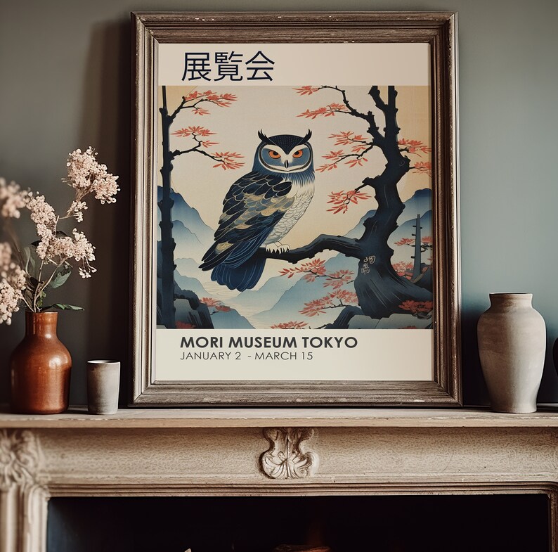 K&ouml;nnte beinhalten: Ein Vintage-Poster mit einer japanischen Eule, die auf einem Ast sitzt. Das Poster ist in einem braunen Holzrahmen gerahmt und tr&auml;gt oben den Text "展覧会" (Ausstellung) und unten "MORI MUSEUM TOKYO JANUARY 2 - MARCH 15".