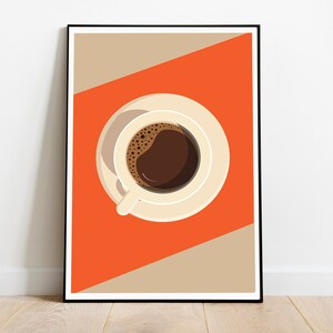 Pu&ograve; includere: Un'illustrazione incorniciata di una tazza di caff&egrave; bianca con caff&egrave; marrone all'interno, su uno sfondo beige e arancione.
