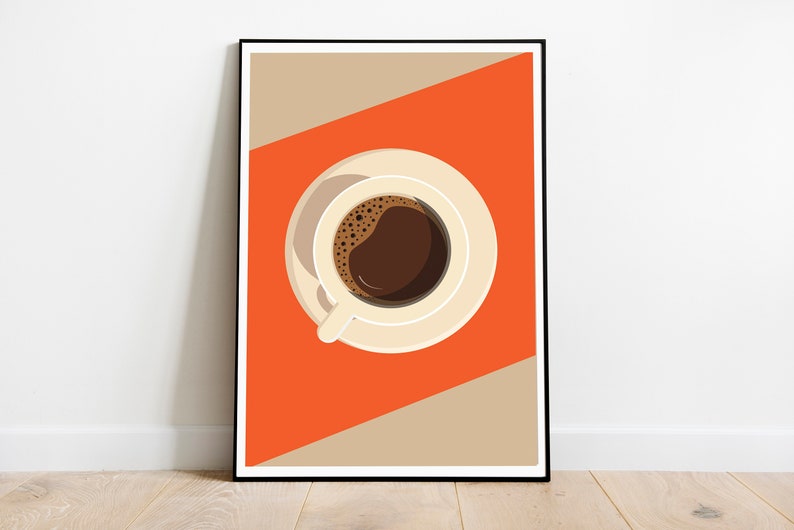 Pu&ograve; includere: Un'illustrazione incorniciata di una tazza di caff&egrave; bianca con caff&egrave; marrone all'interno, su uno sfondo beige e arancione.