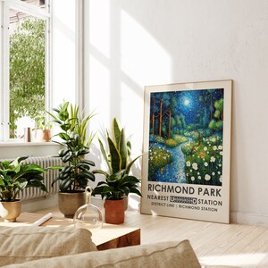 Może przedstawiać: Plakat w stylu vintage reklamujące Richmond Park z niebiesko-zieloną ilustracją księżycowej ścieżki w lesie. Tekst głosi "Richmond Park Nearest Underground Station District Line | Richmond Station."