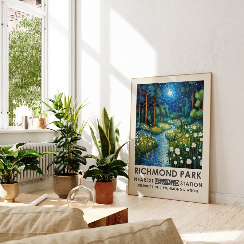 Może przedstawiać: Plakat w stylu vintage reklamujące Richmond Park z niebiesko-zieloną ilustracją księżycowej ścieżki w lesie. Tekst głosi "Richmond Park Nearest Underground Station District Line | Richmond Station."