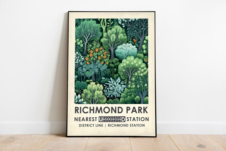 Op de afbeelding: Een poster in vintage stijl met een groene en blauwe illustratie van bomen en bladeren. De tekst luidt "Richmond Park Nearest Underground Station District Line | Richmond Station".