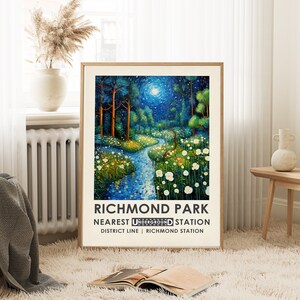 Może przedstawiać: Plakat w stylu vintage reklamujące Richmond Park z niebiesko-zieloną ilustracją leśnej ścieżki z płynącym przez nią strumieniem. Tekst głosi "Richmond Park Nearest Underground Station District Line | Richmond Station."