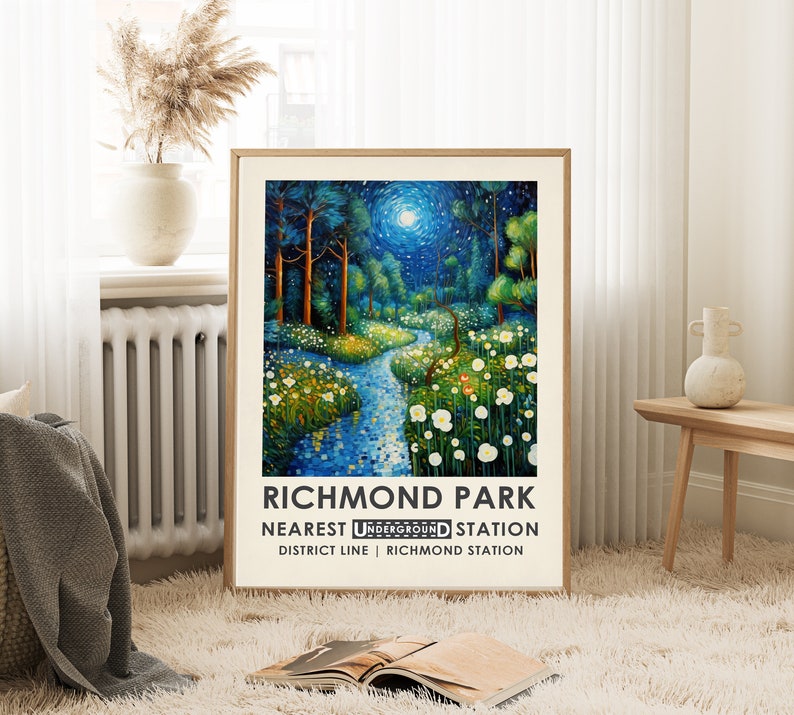 Może przedstawiać: Plakat w stylu vintage reklamujące Richmond Park z niebiesko-zieloną ilustracją leśnej ścieżki z płynącym przez nią strumieniem. Tekst głosi "Richmond Park Nearest Underground Station District Line | Richmond Station."