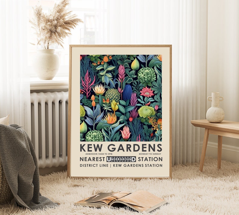 Pode incluir: Um p&ocirc;ster emoldurado com uma ilustra&ccedil;&atilde;o colorida de flores e plantas. O p&ocirc;ster tem o texto "Kew Gardens" e informa&ccedil;&otilde;es sobre os jardins, incluindo a esta&ccedil;&atilde;o de metr&ocirc; mais pr&oacute;xima.