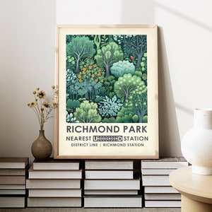 Op de afbeelding: Een ingelijste poster met een groene en blauwe illustratie van bomen en bladeren. De poster luidt "Richmond Park" en "Nearest Underground Station District Line | Richmond Station".