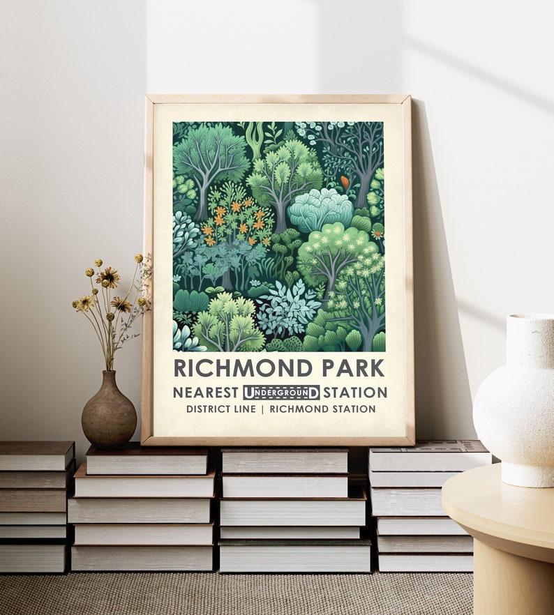 Op de afbeelding: Een ingelijste poster met een groene en blauwe illustratie van bomen en bladeren. De poster luidt "Richmond Park" en "Nearest Underground Station District Line | Richmond Station".