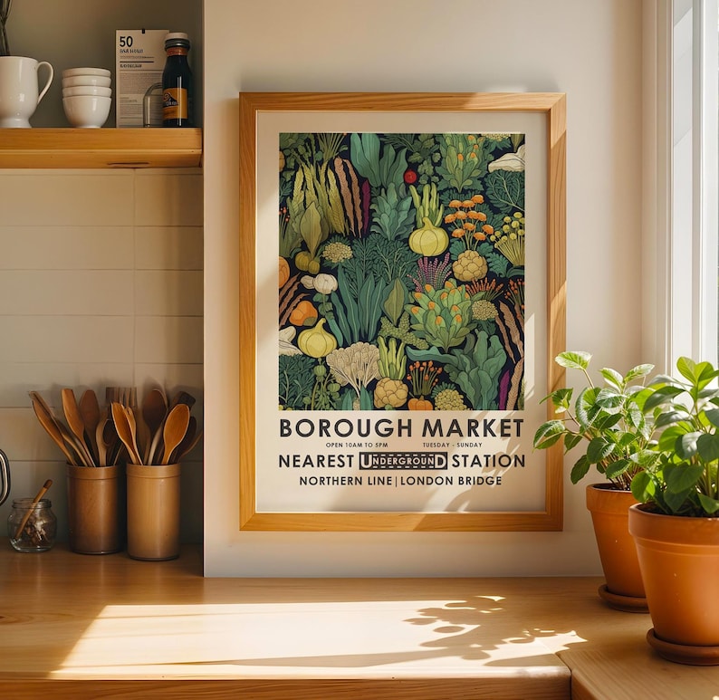Puede incluir: Una impresi&oacute;n art&iacute;stica enmarcada que presenta una colorida ilustraci&oacute;n de varias verduras y plantas. La impresi&oacute;n incluye el texto "BOROUGH MARKET" y detalles sobre el horario y la ubicaci&oacute;n del mercado, incluida la estaci&oacute;n de metro m&aacute;s cercana.