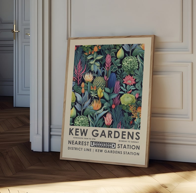Pode incluir: Um cartaz de estilo vintage que anuncia os Jardins de Kew em Londres. O cartaz apresenta uma ilustra&ccedil;&atilde;o colorida de v&aacute;rias plantas e flores, com o texto "Kew Gardens" em negrito na parte inferior. O cartaz tamb&eacute;m inclui o texto "Admission 10AM to 5PM, Monday to Sunday" e "Nearest Underground Station, District Line | Kew Gardens Station."