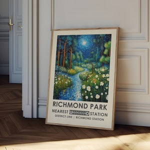 Może przedstawiać: Plakat w stylu vintage reklamujące Richmond Park w Londynie. Plakat przedstawia niebiesko-zielony obraz księżycowego lasu z meandrującym strumieniem i białymi kwiatami. Tekst na plakacie brzmi "Richmond Park Nearest Underground Station District Line | Richmond Station".