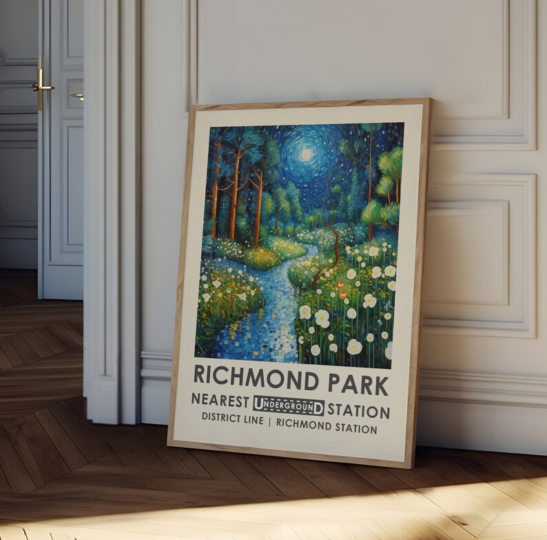 Może przedstawiać: Plakat w stylu vintage reklamujące Richmond Park w Londynie. Plakat przedstawia niebiesko-zielony obraz księżycowego lasu z meandrującym strumieniem i białymi kwiatami. Tekst na plakacie brzmi "Richmond Park Nearest Underground Station District Line | Richmond Station".
