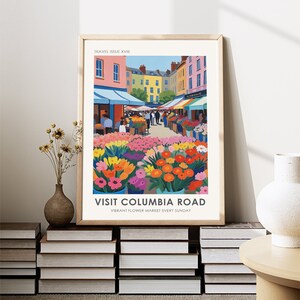 Puede incluir: Una ilustraci&oacute;n colorida de una escena de calle con un mercado de flores. El texto "VISIT COLUMBIA ROAD" y "VIBRANT FLOWER MARKET EVERY SUNDAY" est&aacute; impreso debajo de la imagen.