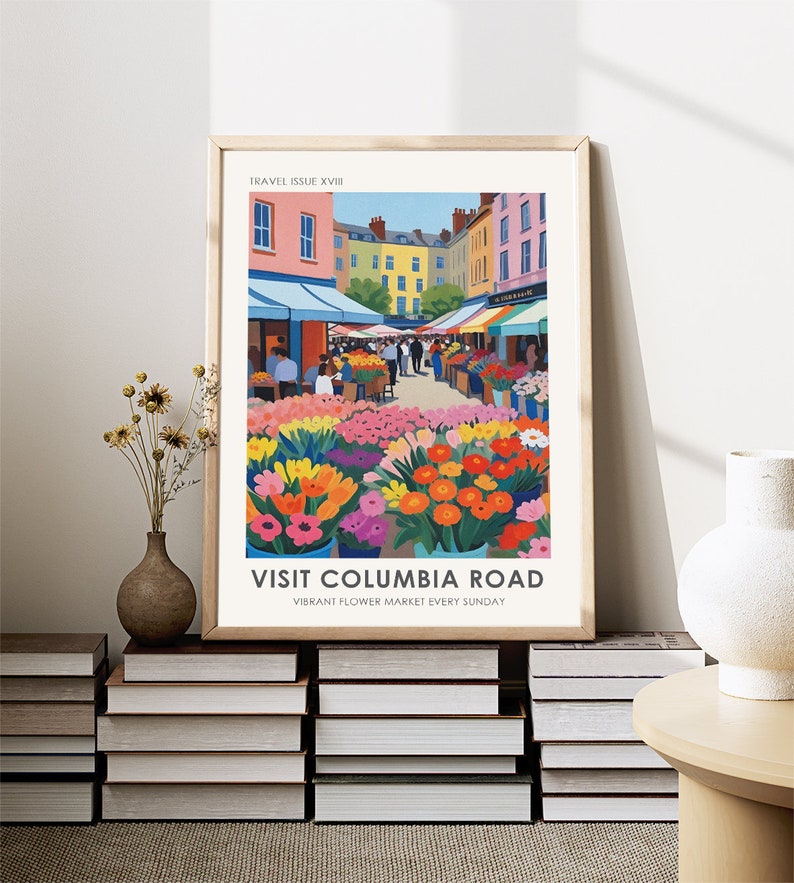 Puede incluir: Una ilustraci&oacute;n colorida de una escena de calle con un mercado de flores. El texto "VISIT COLUMBIA ROAD" y "VIBRANT FLOWER MARKET EVERY SUNDAY" est&aacute; impreso debajo de la imagen.