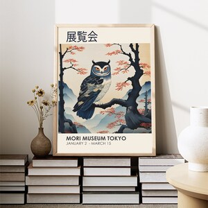K&ouml;nnte beinhalten: Ein Vintage-Poster mit einer japanischen Eule, die auf einem Ast in einer Waldlandschaft sitzt. Das Poster ist in einem hellen Holzrahmen gerahmt und hat den Text "MORI MUSEUM TOKYO" und "JANUARY 2 - MARCH 15" am unteren Rand.