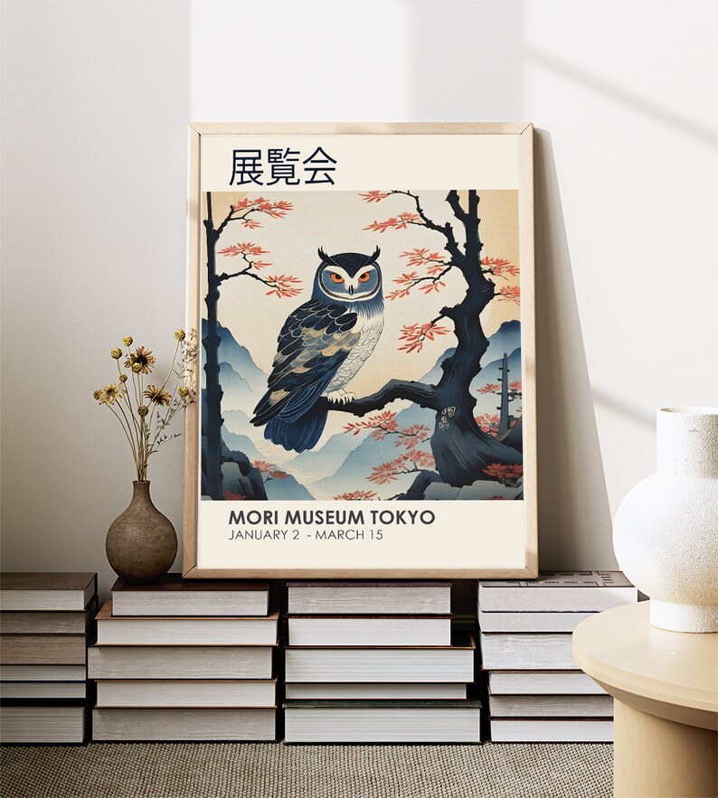K&ouml;nnte beinhalten: Ein Vintage-Poster mit einer japanischen Eule, die auf einem Ast in einer Waldlandschaft sitzt. Das Poster ist in einem hellen Holzrahmen gerahmt und hat den Text "MORI MUSEUM TOKYO" und "JANUARY 2 - MARCH 15" am unteren Rand.