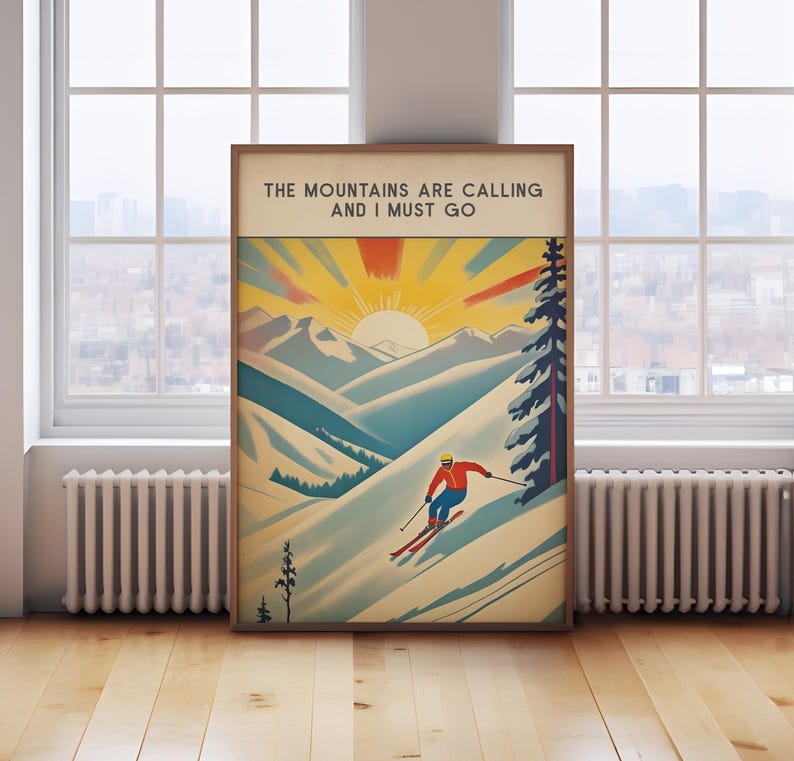 Op de afbeelding: Een vintage poster met een ski&euml;r op een berghelling. De poster heeft een geel, oranje en blauw kleurenschema en de tekst "The Mountains Are Calling And I Must Go".