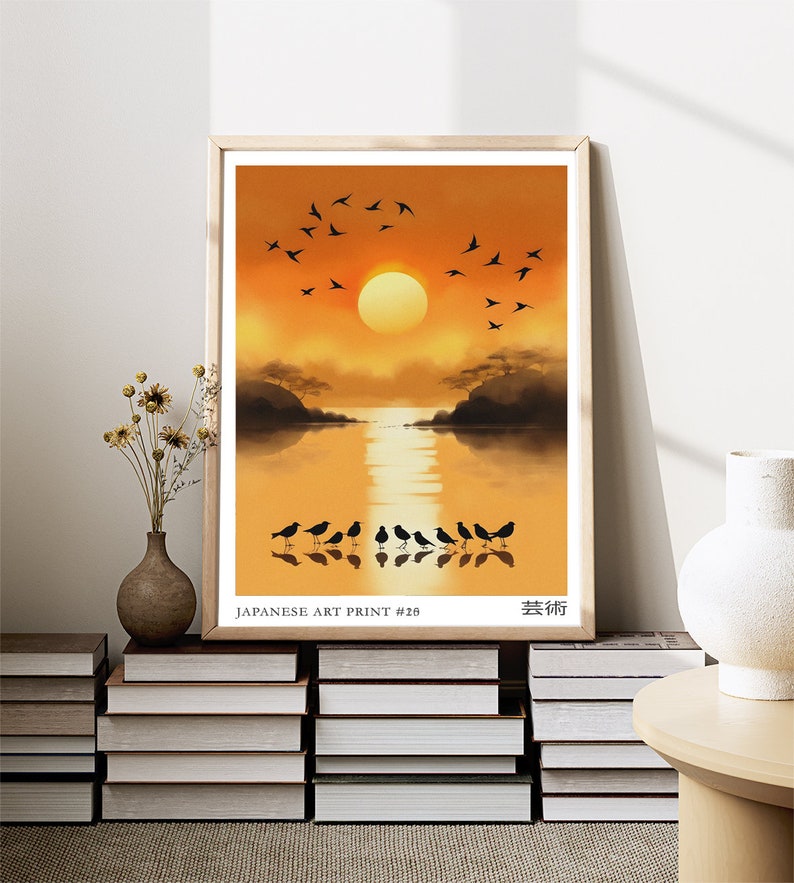 Puede incluir: Una impresi&oacute;n de arte japonesa que presenta una puesta de sol sobre un cuerpo de agua tranquilo con una bandada de p&aacute;jaros volando por encima. La impresi&oacute;n est&aacute; enmarcada en un marco de madera claro y tiene el texto "JAPANESE ART PRINT #26" y "芸術" en la parte inferior.