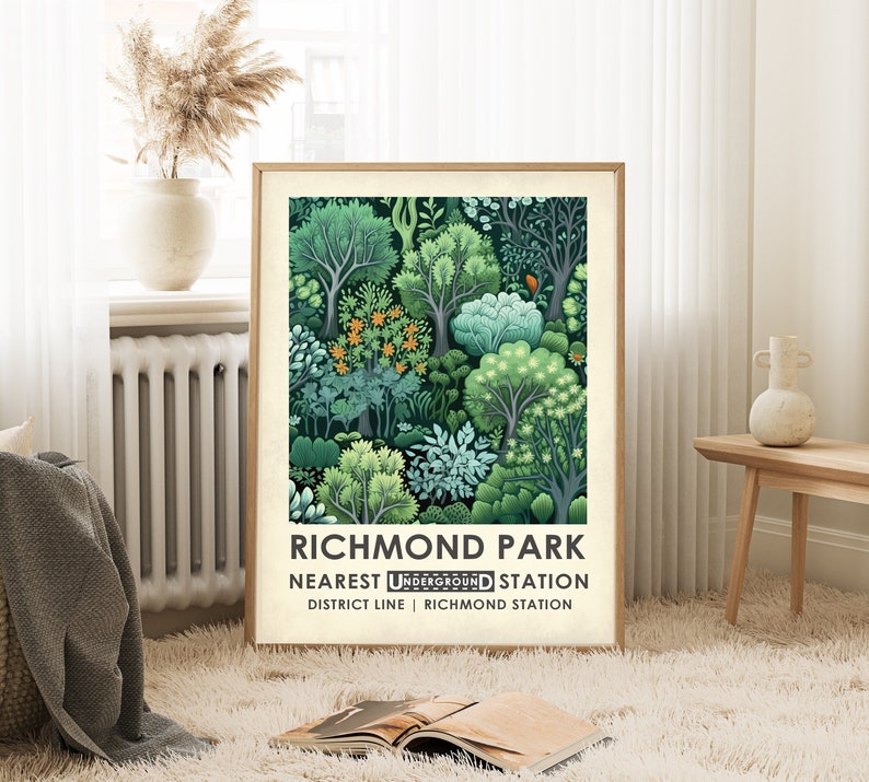 Op de afbeelding: Een vintage poster met een groene en blauwe illustratie van een bos. De poster luidt "Richmond Park Nearest Underground Station District Line | Richmond Station".