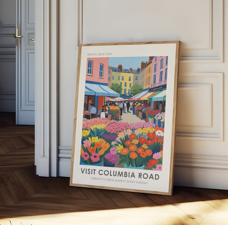 Puede incluir: Una ilustraci&oacute;n colorida de un mercado callejero con flores vibrantes en macetas. El texto dice "Visita Columbia Road" y "Mercado de flores vibrante todos los domingos".
