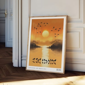 Puede incluir: Una impresi&oacute;n art&iacute;stica japonesa enmarcada con una puesta de sol sobre un lago con p&aacute;jaros volando en el cielo. La impresi&oacute;n est&aacute; en tonos de naranja, amarillo y marr&oacute;n. El texto "JAPANESE ART PRINT #15" y "芸術" se encuentra en la parte inferior de la impresi&oacute;n.