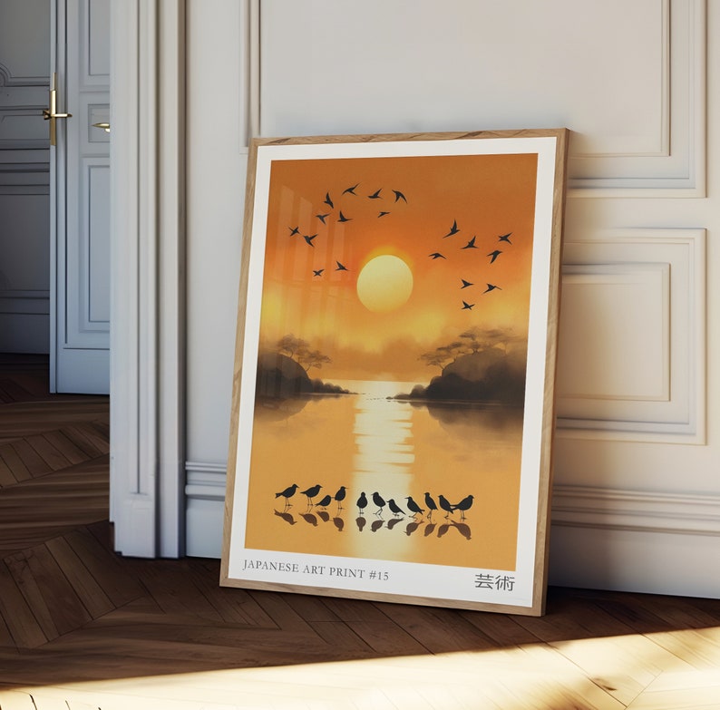 Puede incluir: Una impresi&oacute;n art&iacute;stica japonesa enmarcada con una puesta de sol sobre un lago con p&aacute;jaros volando en el cielo. La impresi&oacute;n est&aacute; en tonos de naranja, amarillo y marr&oacute;n. El texto "JAPANESE ART PRINT #15" y "芸術" se encuentra en la parte inferior de la impresi&oacute;n.