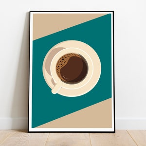 Pu&ograve; includere: Un'illustrazione incorniciata di una tazza di caff&egrave; con liquido marrone e schiuma su un piattino bianco. Lo sfondo &egrave; di colore turchese e beige.
