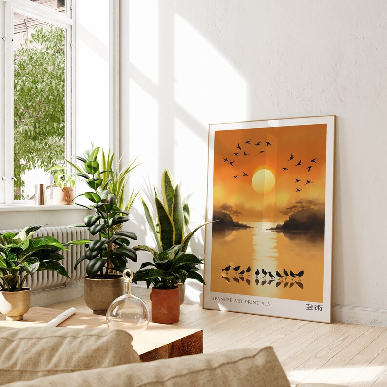 Puede incluir: Una impresi&oacute;n de arte japonesa enmarcada con una escena de puesta de sol sobre una masa de agua. La impresi&oacute;n presenta un gran sol naranja, &aacute;rboles en silueta y una bandada de p&aacute;jaros volando por encima. La impresi&oacute;n se titula "Japanese Art Print #15" y tiene la palabra japonesa "芸術" (arte) en la esquina inferior derecha.