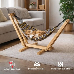 Op de afbeelding: Een lichtbruine houten standaard voor een huisdierhangmat met een bed van geel, grijs en wit geruite stof. Een rode kat slaapt in de hangmat, die met zwarte touwen aan het houten frame is bevestigd. De constructie is vrijstaand.